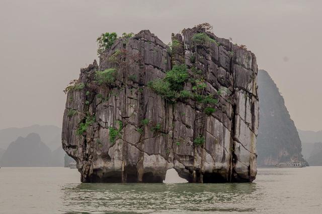 Đỉnh Lư Hương xuất hiện trên tờ tiền mệnh giá 200.000vnđ của Việt Nam