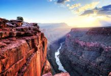 Hẻm núi bên dòng sông Yarlung Tsangpo