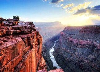 Những điểm đến lý tưởng cho một chuyến du lịch Tây Tạng mùa thu Hẻm núi bên dòng sông Yarlung Tsangpo