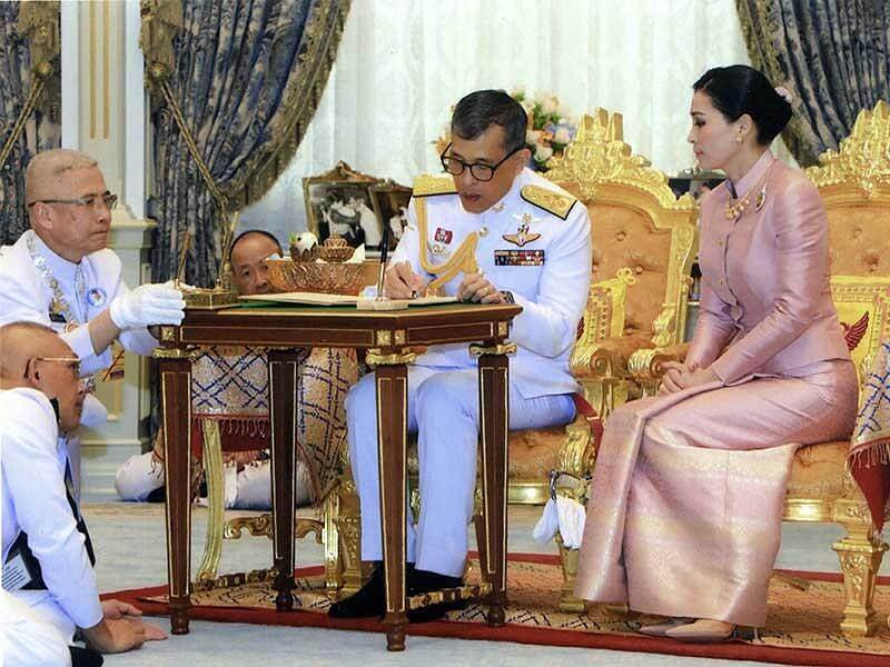 Đến du lịch Thái Lan bạn không được giẫm lên bất kỳ thứ gì có in hình ảnh đức vua hay hoàng hậu của họ