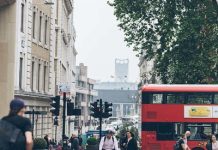 Người dân Anh thường đi bộ, đạp xe, sử dụng phương tiện công cộng để bảo vệ môi trường