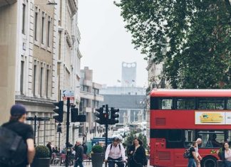 Người dân Anh thường đi bộ, đạp xe, sử dụng phương tiện công cộng để bảo vệ môi trường