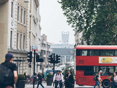 Người dân Anh thường đi bộ, đạp xe, sử dụng phương tiện công cộng để bảo vệ môi trường