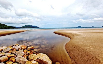 Bãi Đầm Trầu với cát vàng và nước biển trong xanh