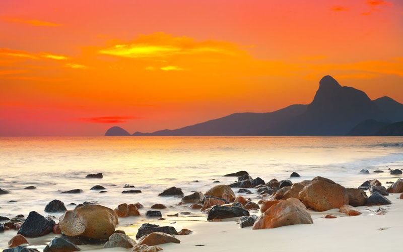 Hòn Tre Nhỏ với bãi biển trong xanh