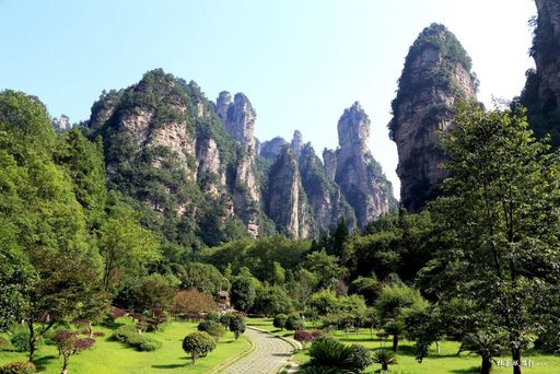 Du khách tham quan Công viên quốc gia Trương Gia Giới