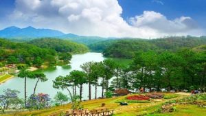 Toàn cảnh thành phố Đà Lạt từ trên cao với những biệt thự ẩn mình trong rừng thông