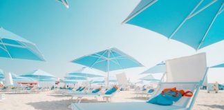 Bãi biển Umm Suqeim với tầm nhìn ra Burj Al Arab