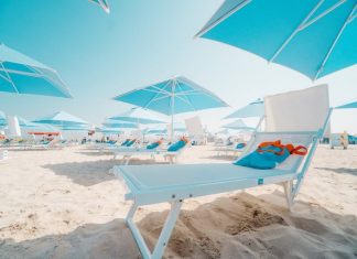 Bãi biển Umm Suqeim với tầm nhìn ra Burj Al Arab