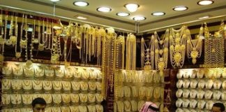 Ngo&agrave;i v&agrave;ng rất nhiều trang sức tinh tế từ kim cương, bạc