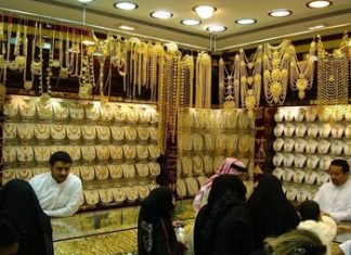 Ngo&agrave;i v&agrave;ng rất nhiều trang sức tinh tế từ kim cương, bạc