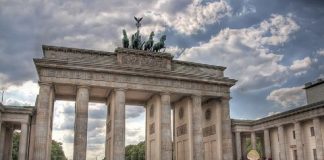 Phong cảnh thành phố Hamburg với những tòa nhà cổ kính và kênh đào