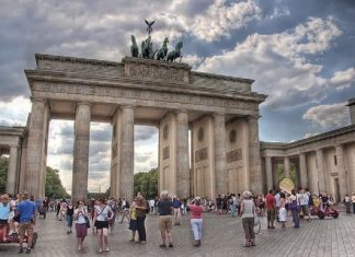 Phong cảnh thành phố Hamburg với những tòa nhà cổ kính và kênh đào