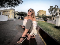 Cô gái trên đường Hà Lan với đôi giày bệt