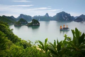 Toàn cảnh Vịnh Hạ Long với hàng ngàn đảo đá vôi hùng vĩ