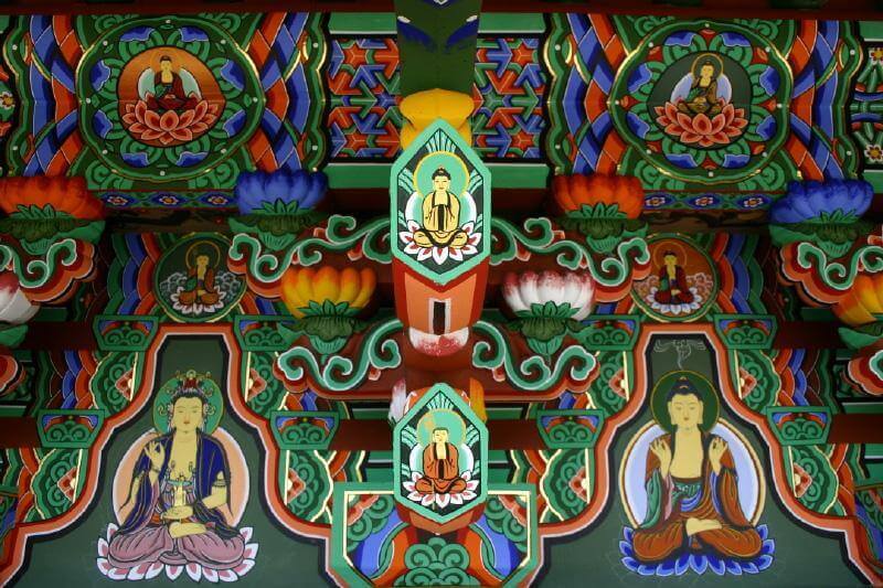 Bên trong chánh điện chùa Jogyesa với các tượng Phật trang nghiêm