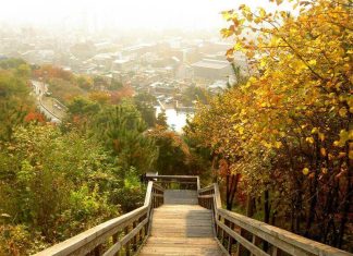 Núi Naksan hiện nay đã trở thành một địa điểm nổi tiếng thu hút du khách