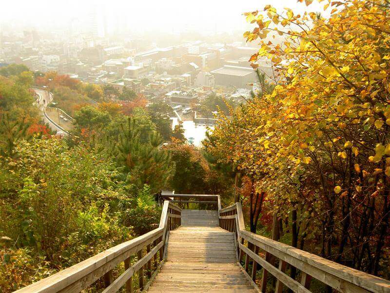 Núi Naksan hiện nay đã trở thành một địa điểm nổi tiếng thu hút du khách