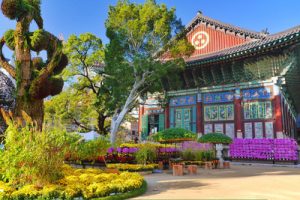 Chùa Jogyesa nhìn từ bên ngoài với kiến trúc truyền thống Hàn Quốc