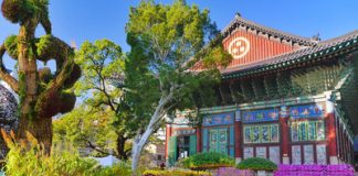 Chùa Jogyesa nhìn từ bên ngoài với kiến trúc truyền thống Hàn Quốc