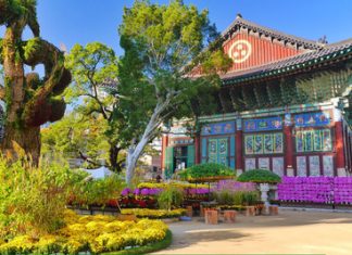 Chùa Jogyesa nhìn từ bên ngoài với kiến trúc truyền thống Hàn Quốc