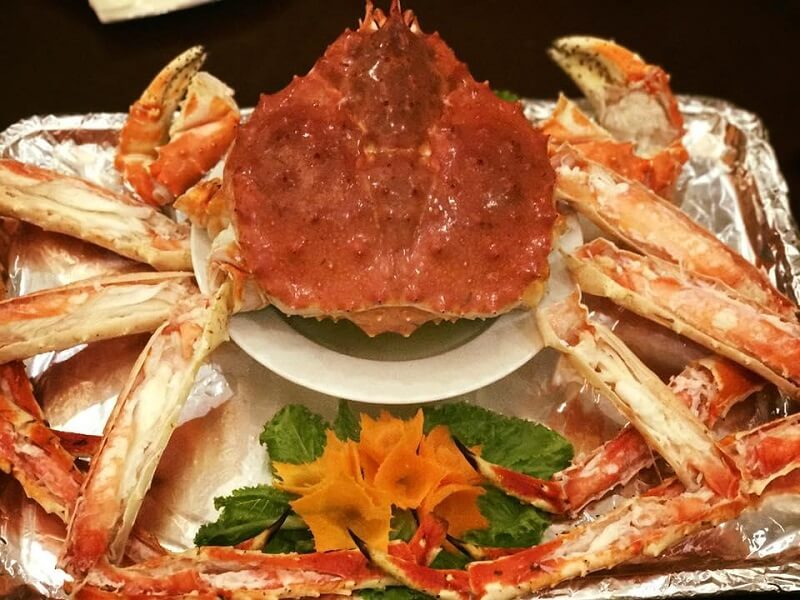 Đi tour Hàn Quốc vào mùa Xuân du khách được thưởng thức nhiều món ngon như bạch tuộc sống, cua tuyết