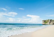 Bãi biển Canggu với bờ cát đen và biển xanh vô tận