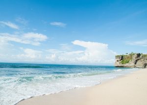 Bãi biển Canggu với bờ cát đen và biển xanh vô tận