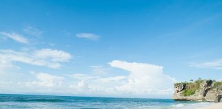 Bãi biển Canggu với bờ cát đen và biển xanh vô tận
