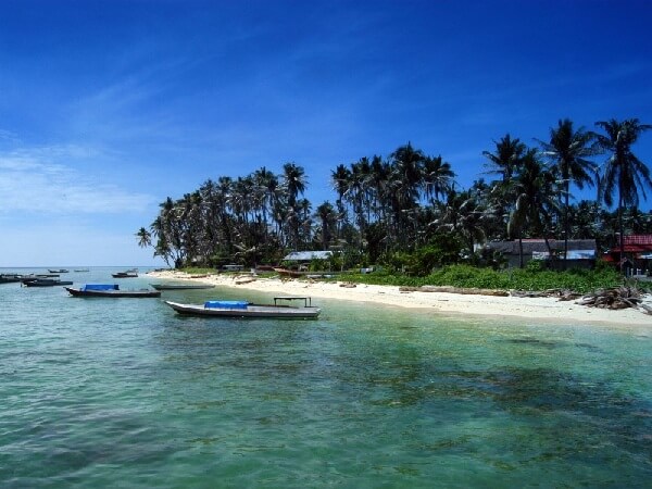 Bãi biển Derawan hoang sơ với làn nước trong xanh