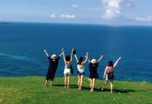 Du khách Việt Nam đang làm thủ tục nhập cảnh vào Indonesia