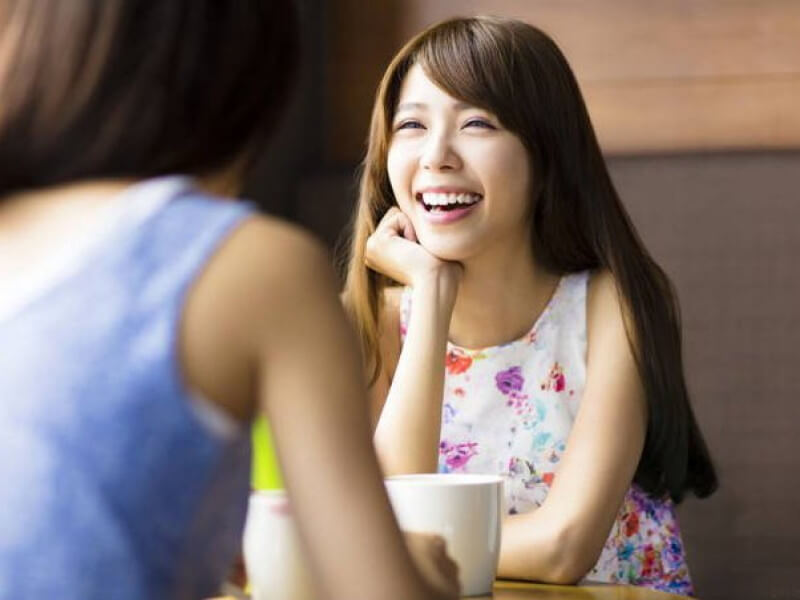 Du khách đang tìm hiểu về văn hóa Indonesia