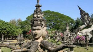 Phong cảnh thiên nhiên hùng vĩ của Lào với những ngọn núi và dòng sông êm đềm