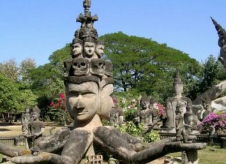 Phong cảnh thiên nhiên hùng vĩ của Lào với những ngọn núi và dòng sông êm đềm