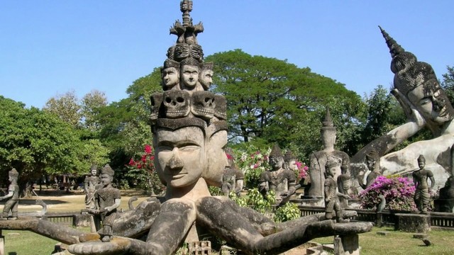 Phong cảnh thiên nhiên hùng vĩ của Lào với những ngọn núi và dòng sông êm đềm