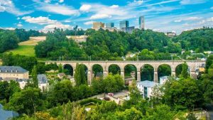 Thành phố Luxembourg nhìn từ trên cao với những kiến trúc cổ kính
