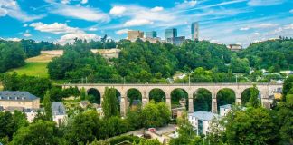 Thành phố Luxembourg nhìn từ trên cao với những kiến trúc cổ kính