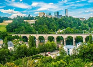 Chia sẻ kinh nghiệm du lịch Luxembourg chi tiết nhất Thành phố Luxembourg nhìn từ trên cao với những kiến trúc cổ kính