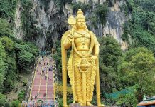 Cảnh quan bên trong động Batu với các bức tượng điêu khắc Hindu cổ kính.