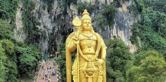 Cảnh quan bên trong động Batu với các bức tượng điêu khắc Hindu cổ kính.