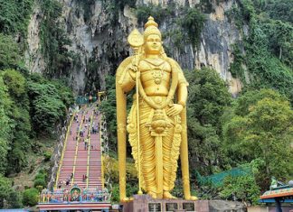 Cảnh quan bên trong động Batu với các bức tượng điêu khắc Hindu cổ kính.