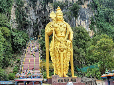 Cảnh quan bên trong động Batu với các bức tượng điêu khắc Hindu cổ kính.