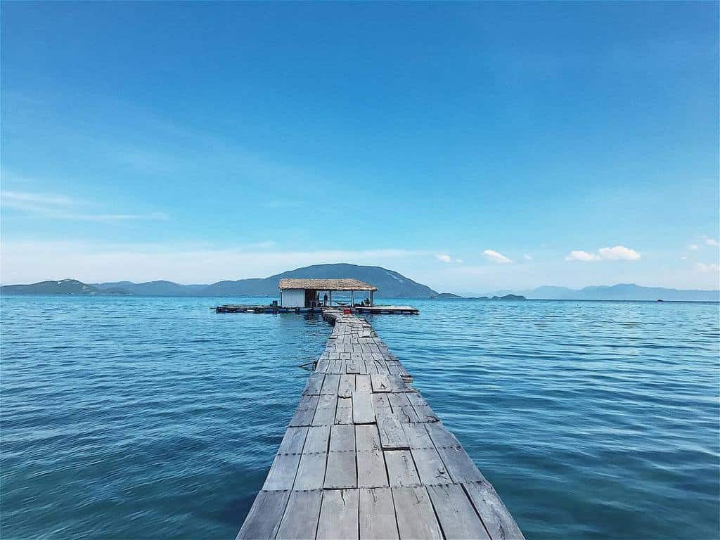 Cầu Gỗ Điệp Sơn giữa biển xanh trong vắt