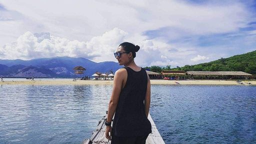 Du khách chụp ảnh tại Cầu Gỗ Điệp Sơn