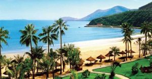 Toàn cảnh thành phố biển Nha Trang nhìn từ trên cao, với bãi biển dài và những tòa nhà hiện đại