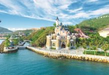 Toàn cảnh thành phố Nha Trang nhìn từ trên cao, với bãi biển xanh ngắt và những tòa nhà cao tầng hiện đại.