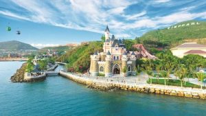 Toàn cảnh thành phố Nha Trang nhìn từ trên cao, với bãi biển xanh ngắt và những tòa nhà cao tầng hiện đại.