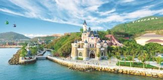 Toàn cảnh thành phố Nha Trang nhìn từ trên cao, với bãi biển xanh ngắt và những tòa nhà cao tầng hiện đại.