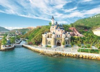 Toàn cảnh thành phố Nha Trang nhìn từ trên cao, với bãi biển xanh ngắt và những tòa nhà cao tầng hiện đại.