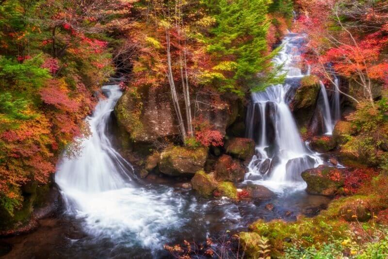 Thác Fukuroda hùng vĩ giữa rừng lá đỏ mùa thu